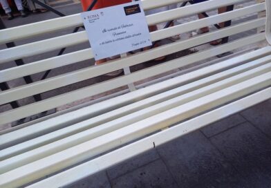 La panchina bianca di Piazza Scotti, ricordo e monito contro la strage sulle strade